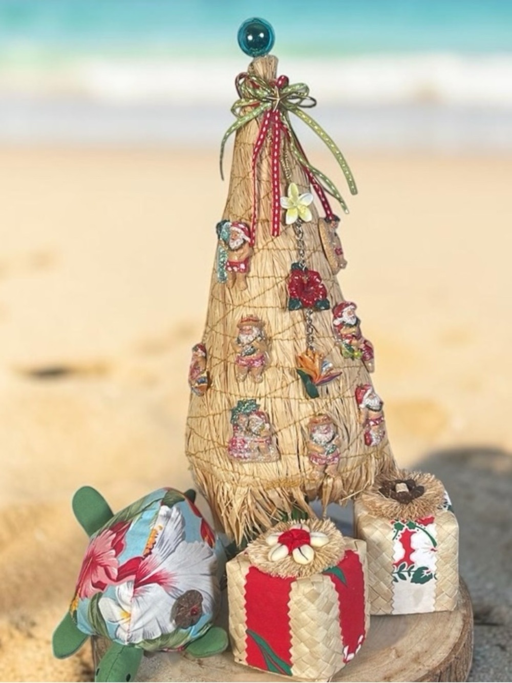 Tropical 🏝️ hay/straw mini ornaments tree.
